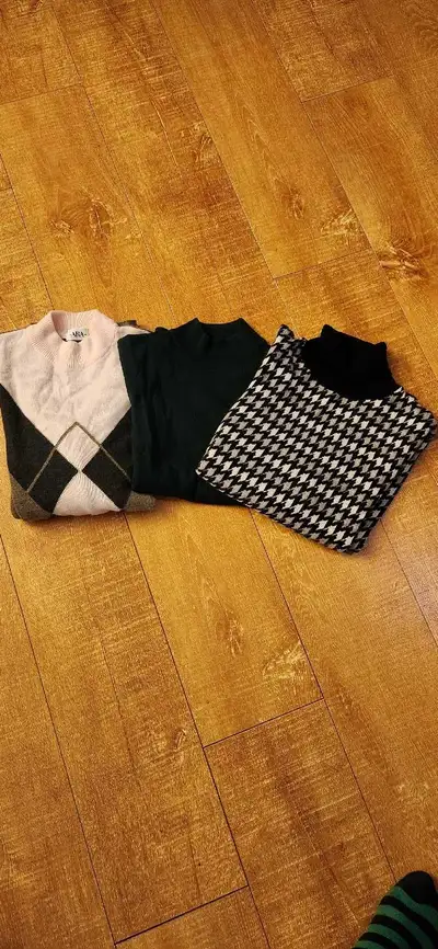 3 beaux chandails grandeur large, les 3 pour 12$, View more