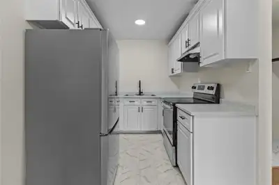 2 Bedroom unfurnished Condo available for Rent starting May 1st, 1500 POU. Located near the Avalon M...