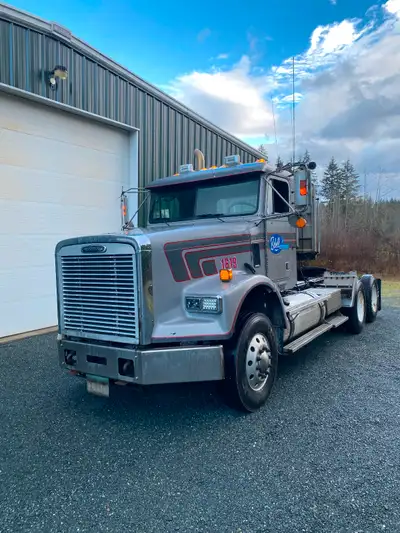 Detroit s60/18 speed/46 rears. Runs great, been a solid and reliable unit.