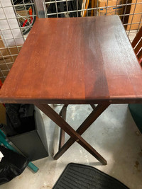 Petite table pliante en bois
