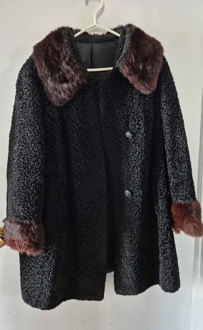 PLUSIEURS MANTEAUX VINTAGE FOURRURE..BROCANTE FLEUR DE LYS, View more