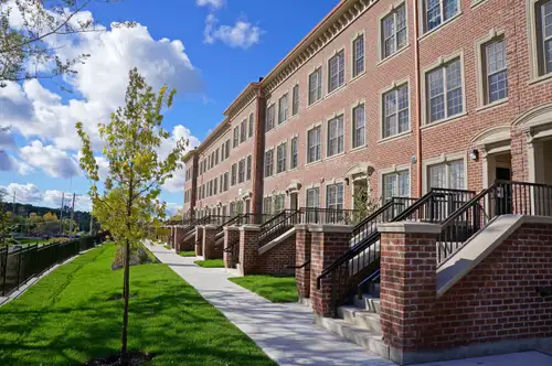 Key Features: 6-minute Walk to Campus Spacious 3 Bedroom Units w/ huge bedrooms and tall ceilings In...