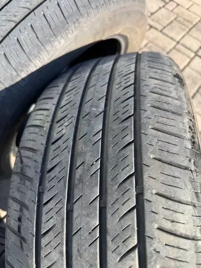 Je vends un ensemble de quatre pneus Hankook Kinergy GT, de taille 215/55R16 93H, parfaits pour votr...
