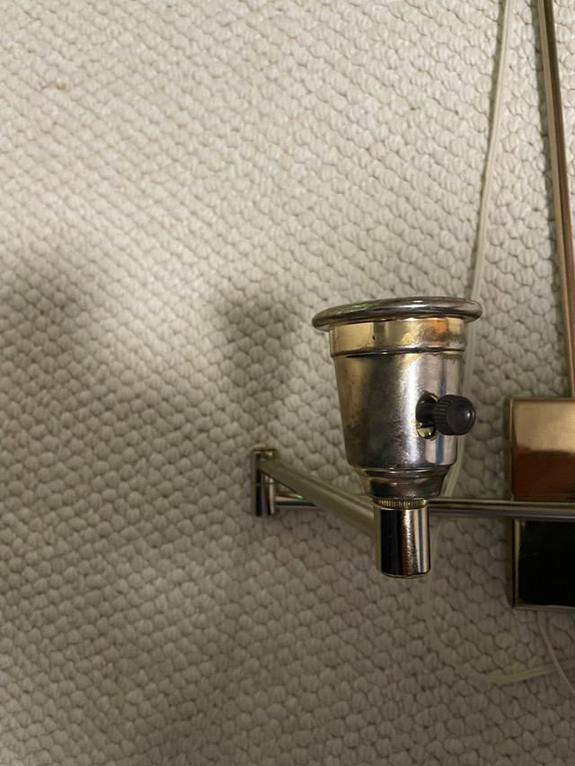 Light - Brass wall mounted swivel lamp in Indoor Lighting & Fans in Ottawa - Image 3