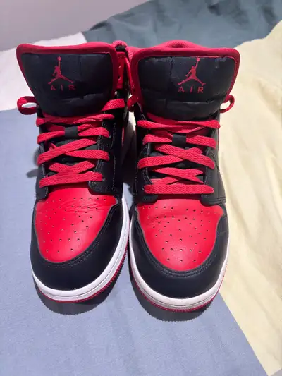 Nike Air Jordan 1 Mids (Youth 7), View more