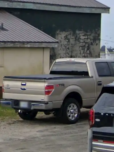 2010 f150 157264 kms bed liner tanno cover not beat up or rotten undercoated call for info original...