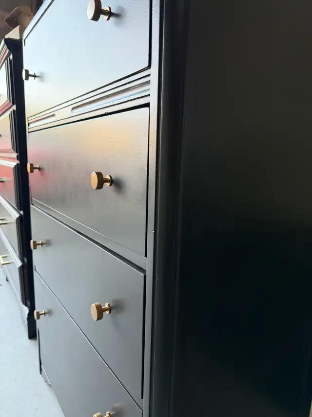 Solid Wood 4-Drawer Dresser in Dressers & Wardrobes in Kelowna - Image 3