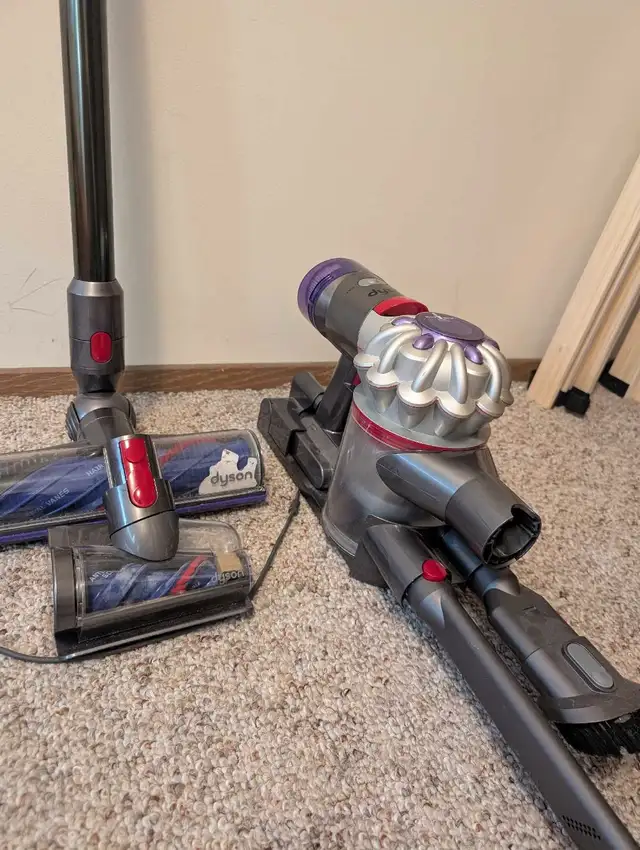 Almost new Dyson V8 Cordless Vacuum 180 obo in Other in Strathcona County - Image 7