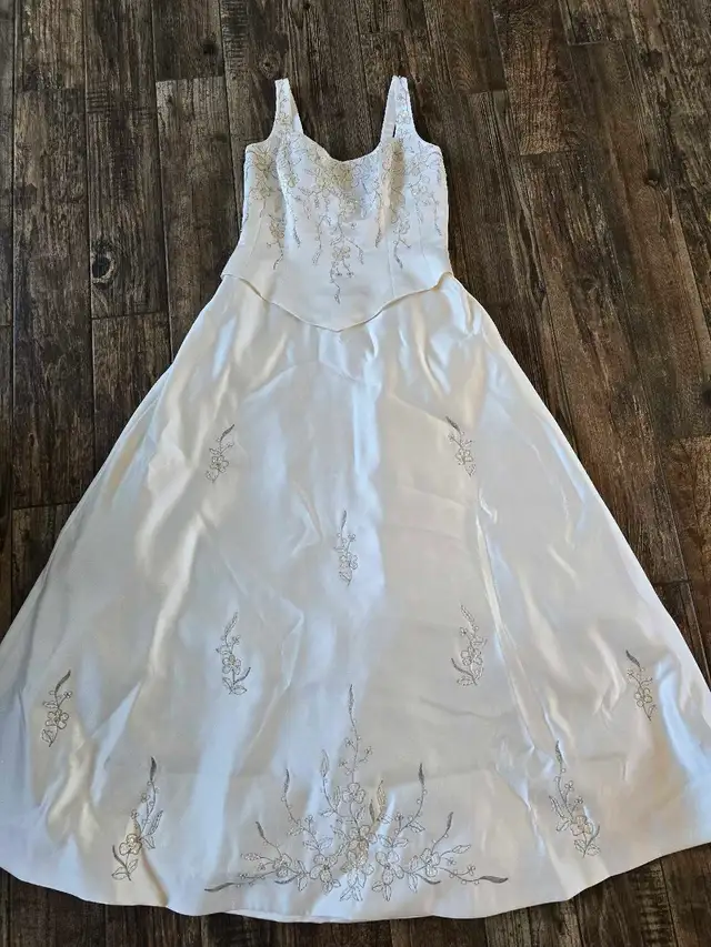 Beautiful Flower Details Wedding Dress Size 6-8  in Wedding in Moncton - Image 2