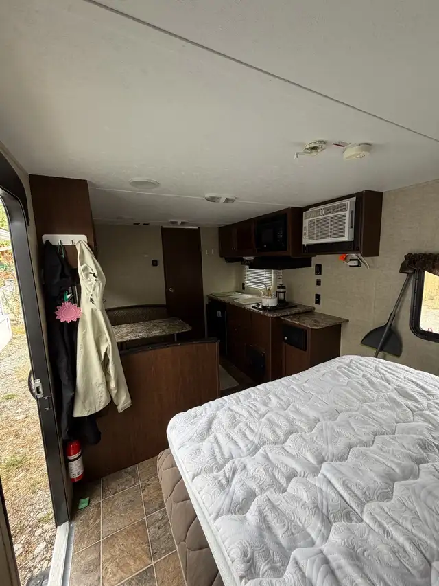 2015 Keystone Hideout 17ft in Travel Trailers & Campers in Cranbrook - Image 7