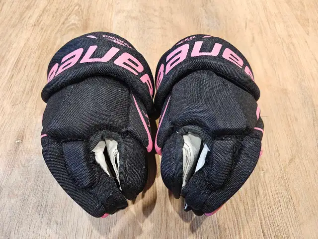 Bauer Youth Hockey 9" Gloves x 2 in Hockey in City of Toronto - Image 6