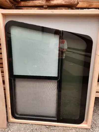 S.V.P. APPELEZ: 819-225-4466 ou 819-225-4024, VITRE DE MOTORISÉ ENVIRON 39'' x 45'' x 51'', ÉTAIR SU...
