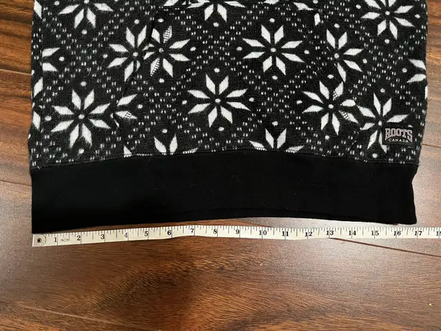 Roots women’s small snowflake hoodie black and white sweatshirt in Women's - Tops & Outerwear in Oshawa / Durham Region - Image 8