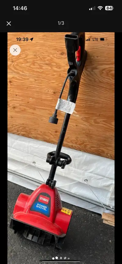 C’est une soufleuse ou pelle électrique (à fil de12’’, puissance:7,5A assez pour souffler et déblaye...