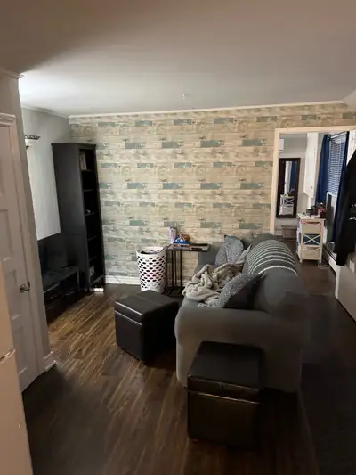 1 bedroom apartement ground level access from large private deck on green belt. Newer kitchen cabine...