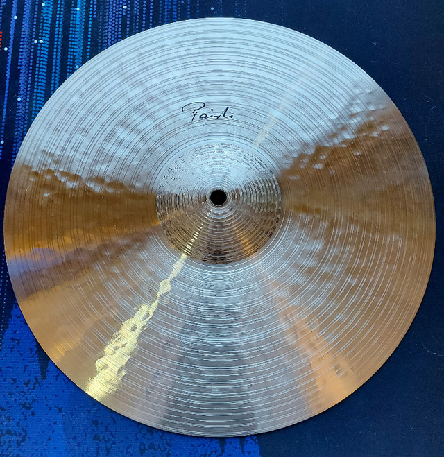 14" Paiste Signature Traditionals Medium Light Hi-Hats (MINT) in Drums & Percussion in City of Toronto