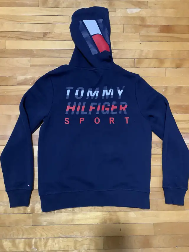 Tommy Hilfiger hoodie ( size small) in Men's in Oshawa / Durham Region - Image 6