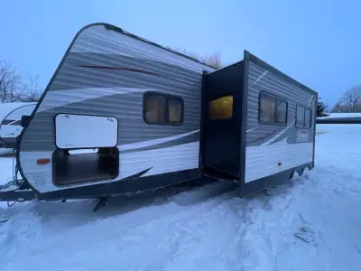 2017 Coleman Lantern 285BH 32 feet long Dry Weight 6,443 lbs Hitch Weight: 619 lbs Trailer, has a so...