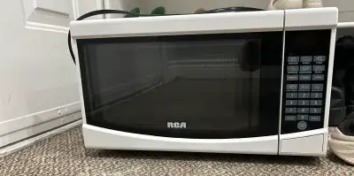 Selling barely used rca microwave. Pickup in Vaughan