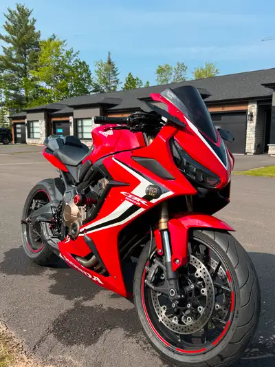 Selling my 650R with 18.000kms. This trim model is extremely rare and super hard to find. Hands down...