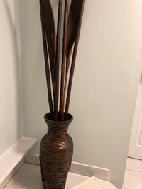 Pot/vase en rotin avec tiges en bambou