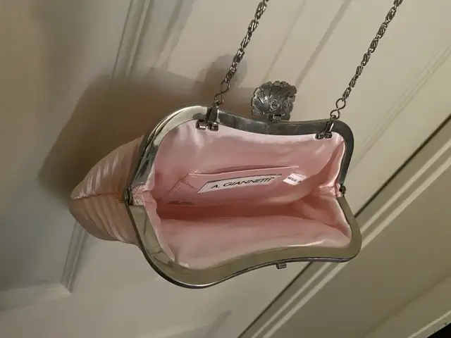 Pink pleated clutch purse with silver chain in Women's - Bags & Wallets in Mississauga / Peel Region - Image 6