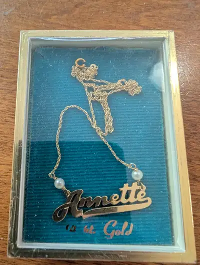 Brand new, from the 1970's. Length is 17 inches. Clasp is broken as per picture.
