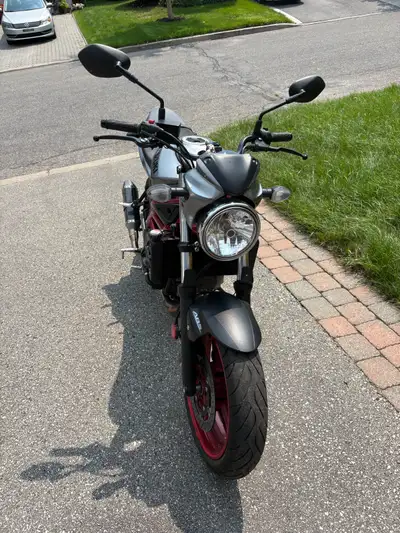 Suzuki SV650A 2019 Superbe moto, jamais accidentée ni échappée. Toujours entreposée dans un garage c...
