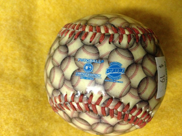 VINTAGE TORONTO BLUE JAY LIMITED EDITION FOTOBALL AUTOGRAPHED in Arts & Collectibles in Mississauga / Peel Region - Image 4