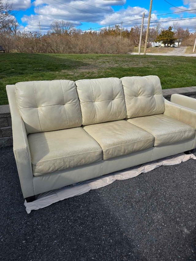 Leather couch beige/off white in Couches & Futons in Belleville - Image 4