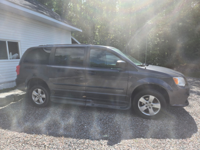 2017 adapted dodge caravan in Cars & Trucks in Gatineau