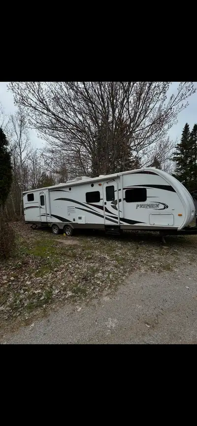 Sleeps 8-10 people, ac, bunks in back