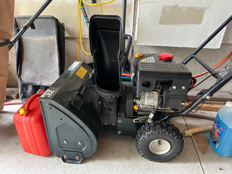 PENDING 22” Bolens snowblower with electric start Snowblowers