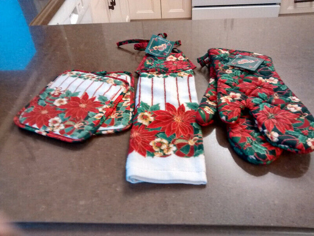 NEW Oven Mitt, Pot Holder Tea Towel Set, Hostess Gift in Hobbies & Crafts in Barrie - Image 2