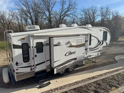 Features Include 3 Slides Ducted AC Power Awning Gas/Electric Water Heater w/DSI 8 Cu. Ft. Refrigera...