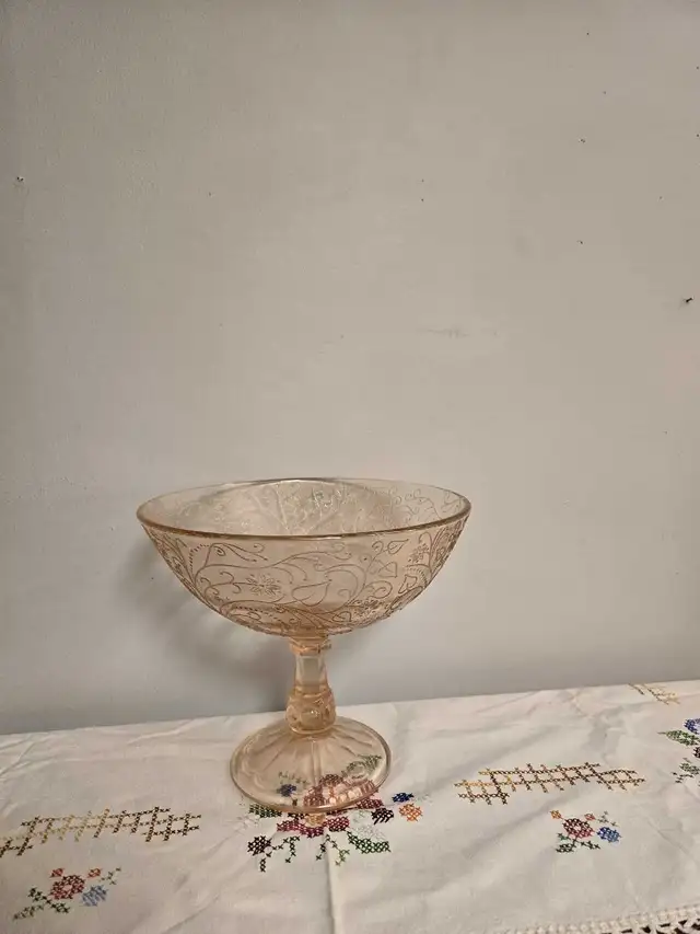 Fabulous Madrid Pink Depression Glass Stemmed Fruit-Bowl in Arts & Collectibles in Calgary - Image 3