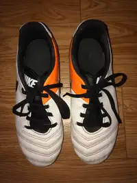 Chaussures de soccer Nike blanches et oranges Pointure 3.5