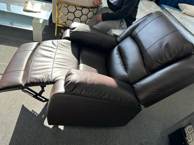 Brand New Electric Leather Recliner Chair in Chairs & Recliners in Mississauga / Peel Region - Image 3