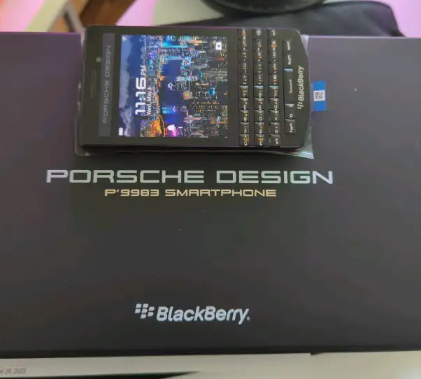 Blackberry Porsche Design P'9983 BRAND NEW!! in Cell Phones in City of Toronto - Image 2