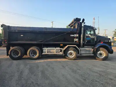 Camion Kenworth T800 12 roues (2010). -Moteur Cummins ISL 365, 720000 Km - Transmission manuelle 18...