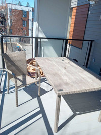Ensemble patio table/6 chaises assorties 