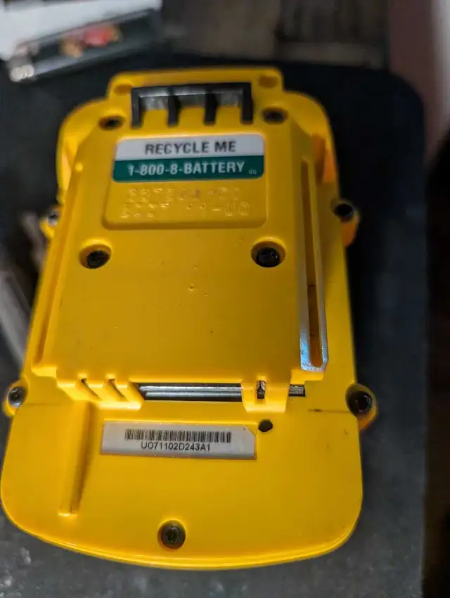 28volt battery dewalt in Power Tools in Edmonton - Image 2