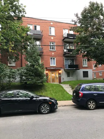 3 Bedroom Apartment plus living room with 2 balconies
