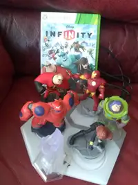 Xbox 360 Disney Infinity game, porta, and characters.