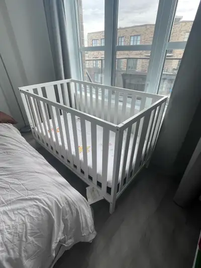 À vendre : Petit lit pour bébé (comme neuf) Lit bébé blanc en excellent état, très peu utilisé. Comp...