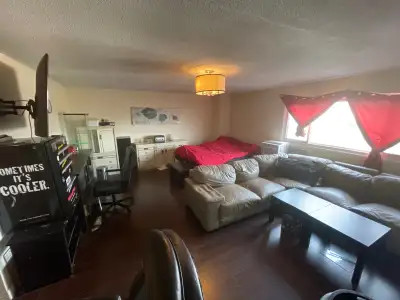 - Located close to Steels avenue on McCowan road - Large ensuite room with accessories - Parking at...