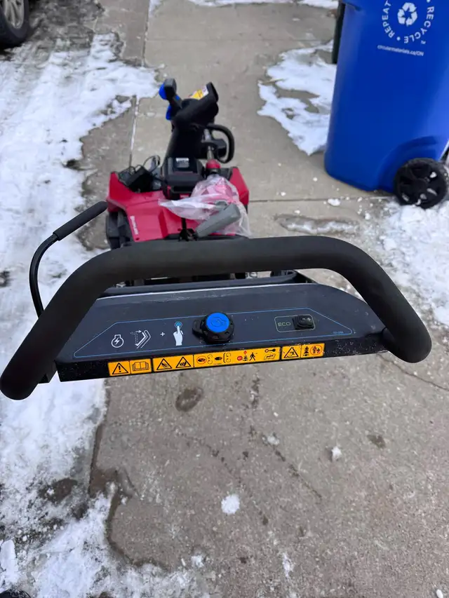 Toro 60V brushless SnowBlower and Toro Weed  Trimmer in Snowblowers in Windsor Region - Image 4
