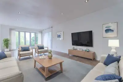 PRICE DROP -MOVE IN READY Detached home for Sale MLS® Number: 40845134 3-Bed 3-Bath 6+cars Home in S...
