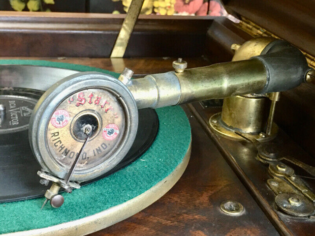 Antique "Starr" Phonograph Player & Cabinet (ca. 1920) in Arts & Collectibles in Mississauga / Peel Region - Image 4