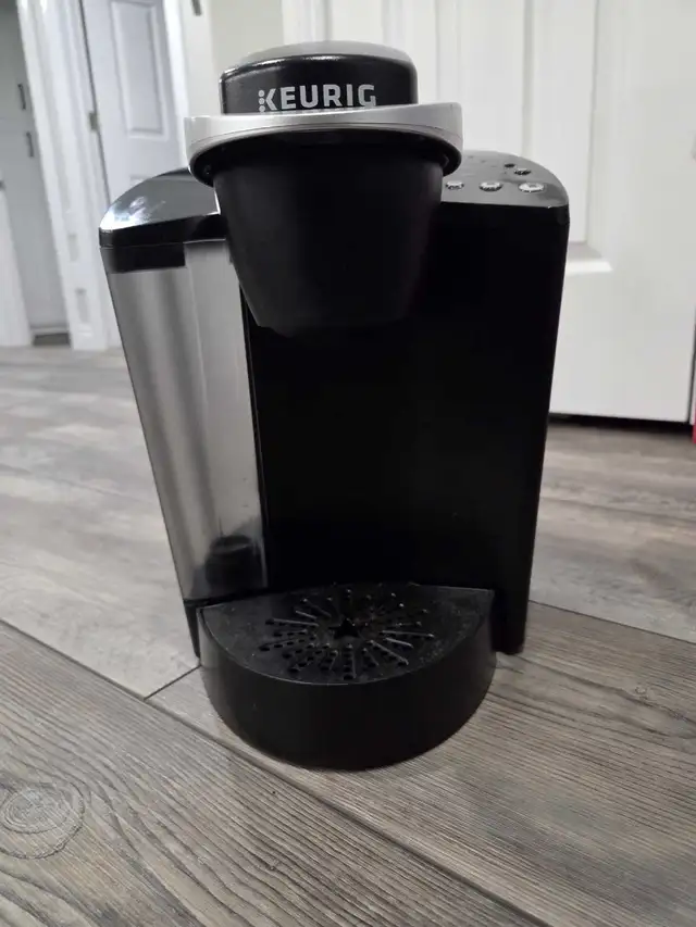Keurig coffee maker in Coffee Makers in Hamilton - Image 2